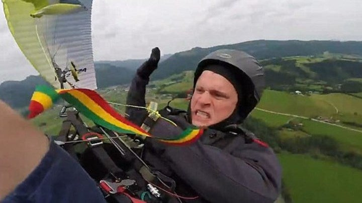 Αλεξιπτωτιστής σώθηκε από θαύμα – Κατέγραψε την ανεξέλεγκτη πτώση του (βίντεο)